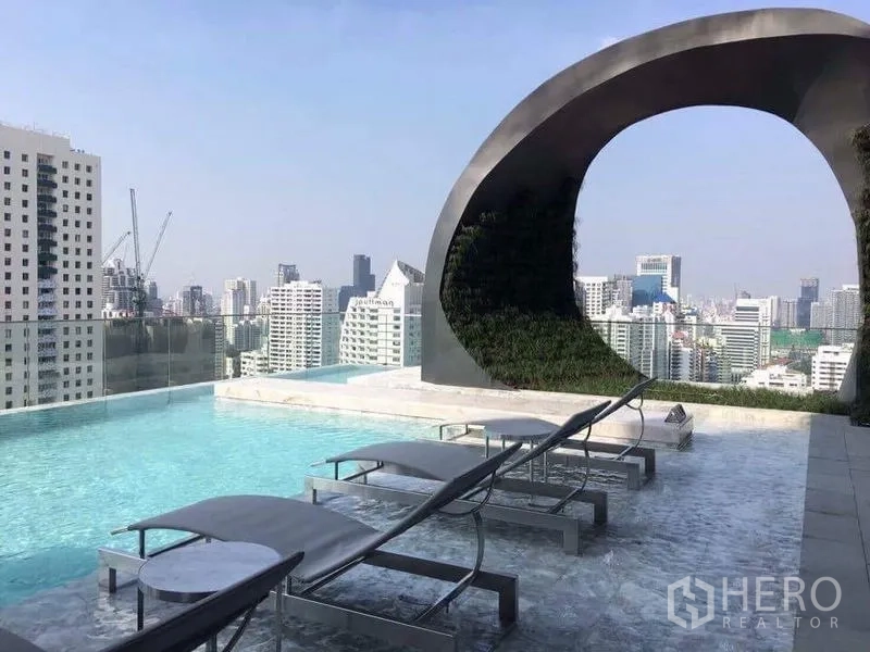 คอนโด ให้เช่าในWatthana, Bangkok - ดาดฟ้าสระว่ายน้ำพร้อมเตียงนอนอาบแดดและซุ้มโค้ง มองเห็นวิวกรุงเทพฯ