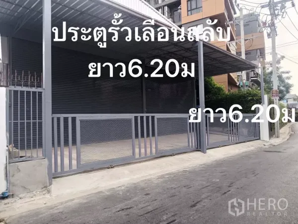 货栈 出租在Huai Khwang, Bangkok - 临街仓库外观，带有大门和遮雨装卸区及卷闸门。