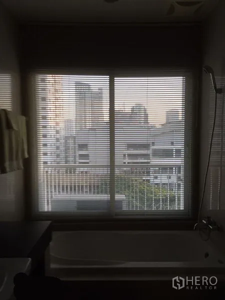 คอนโด ให้เช่าในWatthana, Bangkok - หน้าต่างห้องน้ำพร้อมมู่ลี่ มองเห็นวิวตึกเมืองด้านนอก เหนืออ่างอาบน้ำ