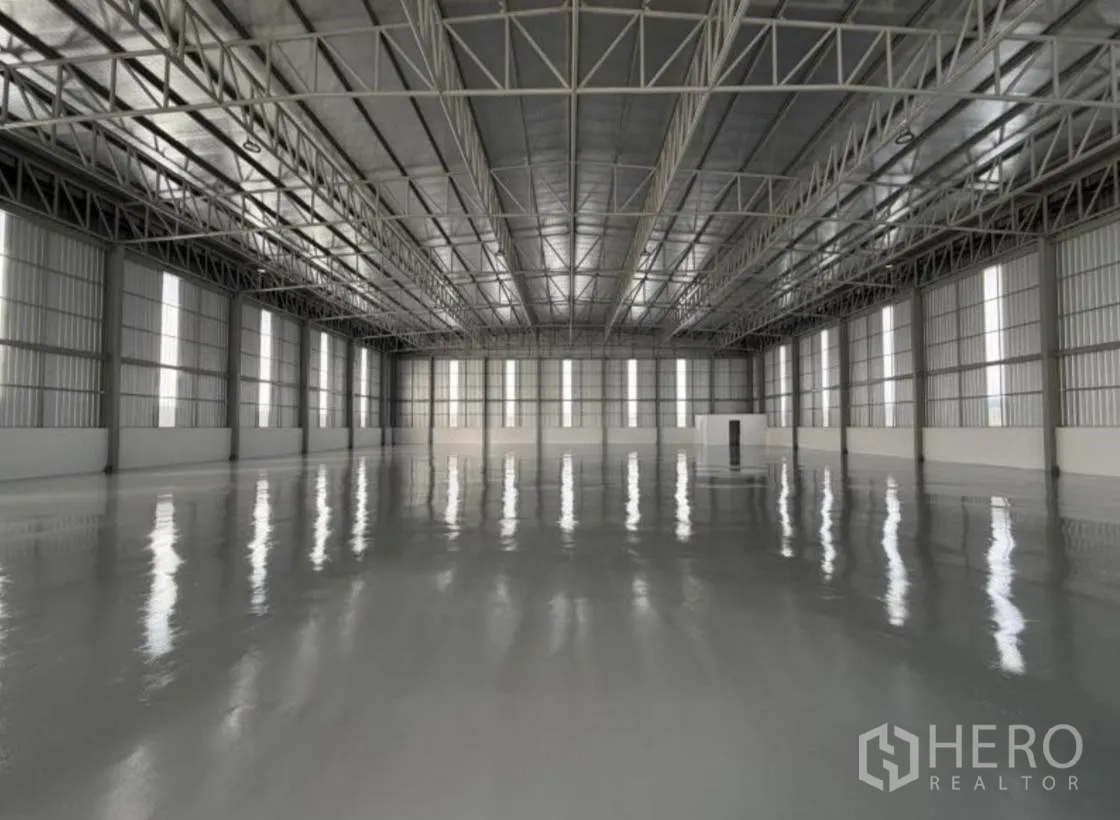 โกดัง for rent in Bang Khun Thian, Bangkok - ภาพมุมสูงด้านหน้าโกดังและลานคอนกรีตรั้วรอบ
