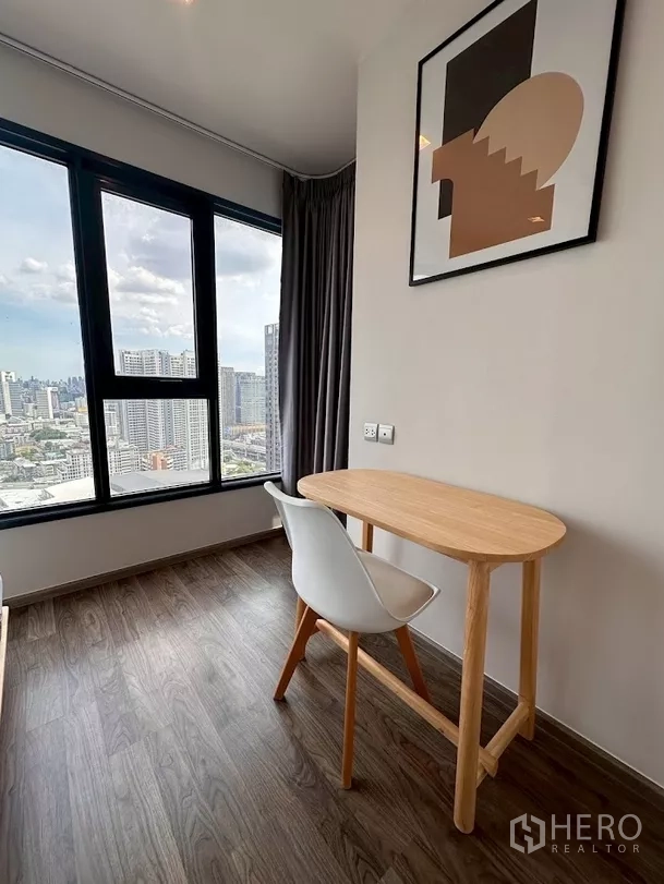 公寓 出租在Chatuchak, Bangkok - 窗边工作位，小书桌配高楼景观视野。