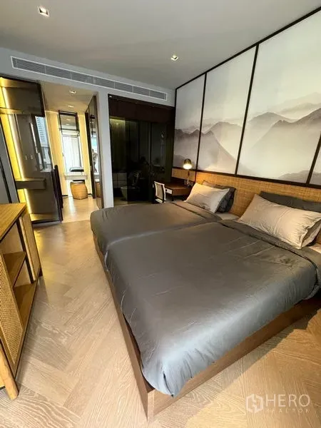 คอนโด ให้เช่าในWatthana, Bangkok - ห้องนอนบรรยากาศสงบ เตียงคิงไซส์ ผนังลายภูเขา พร้อมทางเข้าห้องน้ำในตัว