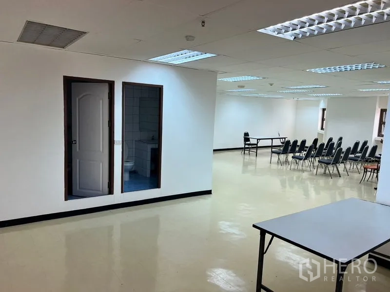 สำนักงาน ให้เช่าในPathum Wan, Bangkok - พื้นที่สำนักงานแบบเปิดกว้าง ไฟฝ้าสว่าง พื้นเงา เก้าอี้จัดเรียง และมีห้องน้ำในตัว