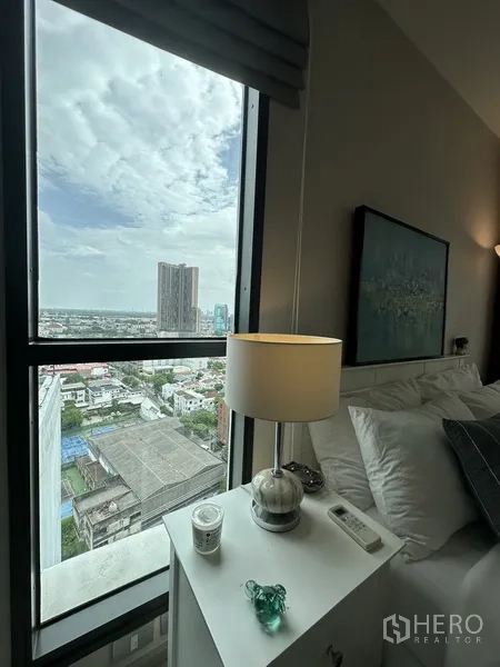 公寓 出租或出售在Khlong Toei, Bangkok - 卧室窗外的高层城市景观。