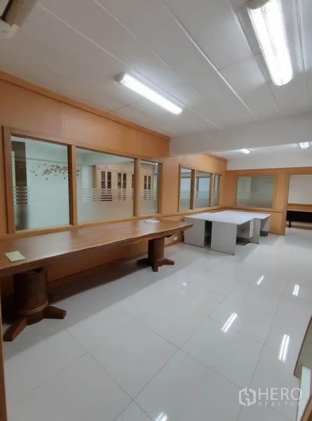 คลังสินค้า ให้เช่าในBang Phli, Samut Prakan - ห้องทำงานมีโต๊ะยาวและผนังกระจกกั้น