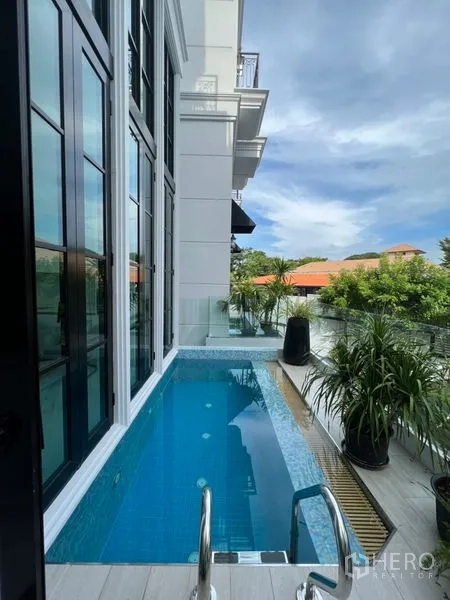 带办公室的家 出租或出售在Watthana, Bangkok - 露台上的私家窄形潜水池，种植绿植，可望城市景。