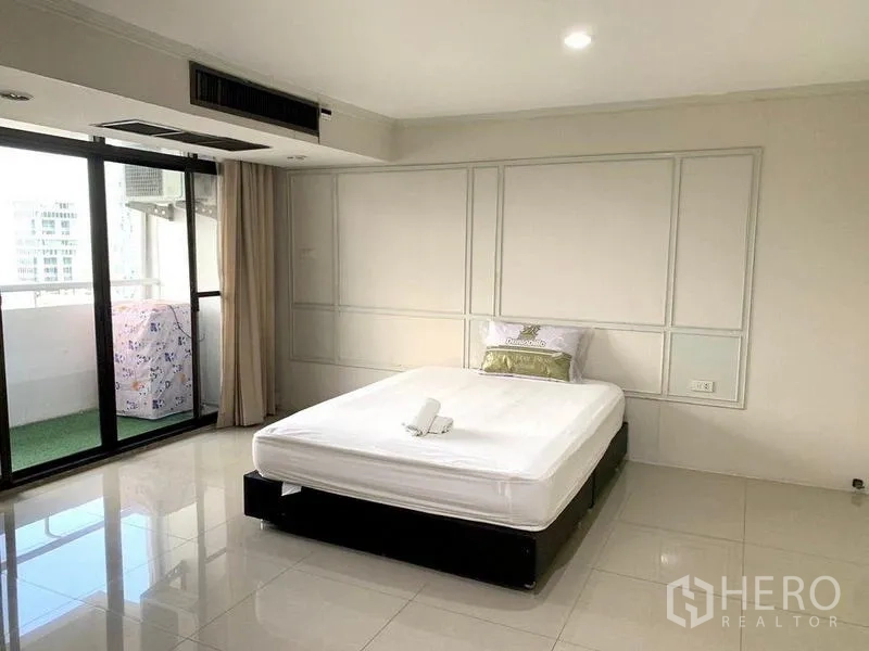คอนโด ให้เช่า - ห้องนอนมีประตูบานเลื่อนออกระเบียง เครื่องปรับอากาศ พื้นเงา