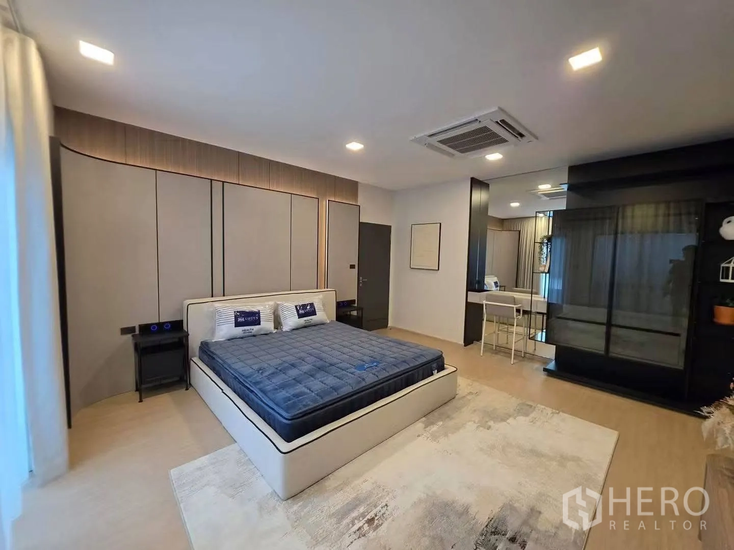 Townhouse for rent in Bang Phli, Samut Prakan - Spacious master bedroom with king bed, fitted wardrobes, desk, and ceiling cassette air conditioner.