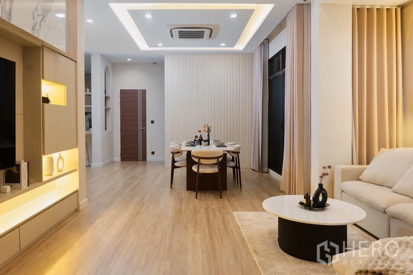 独栋房屋 for rent in Phra Khanong, Bangkok - 开放式客餐厅，嵌灯吊顶与中性色调装饰。