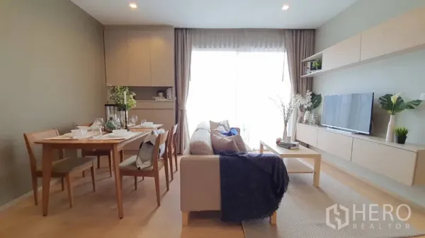 คอนโด ให้เช่าในWatthana, Bangkok - มุมรับประทานอาหารติดกับห้องนั่งเล่น มีหน้าต่างบานใหญ่และตู้แขวน ในคอนโดกรุงเทพฯ