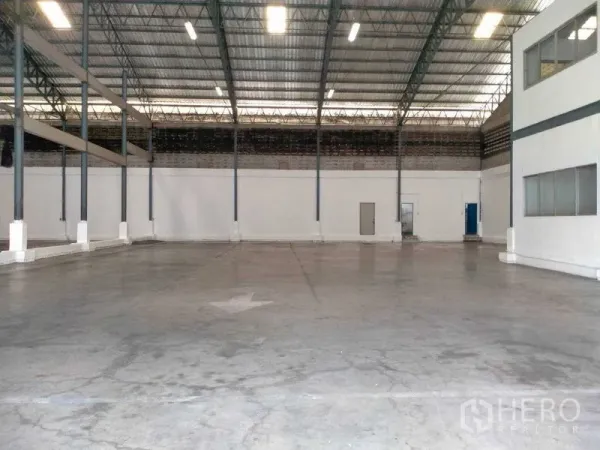 Warehouse for rent in Bang Phli, Samut Prakan - Wide column spacing and bright lighting across a large warehouse bay.