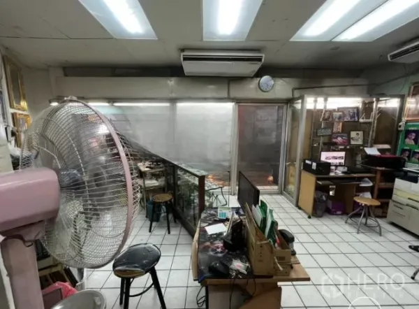 อาคารพาณิชย์ ให้เช่าในWatthana, Bangkok - พื้นที่ค้าขายชั้นล่าง ไฟฟลูออเรสเซนต์ แอร์ และตู้โชว์