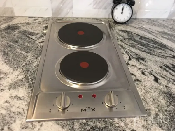 Condominium for rent in Watthana, Bangkok - Built-in two-burner electric hob on a granite countertop.