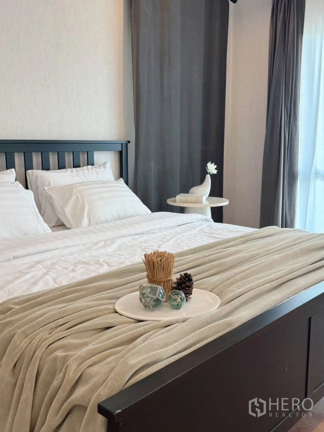 บ้านเดี่ยว for rent or sale in Suan Luang, Bangkok - เตียงพร้อมถาดตกแต่งและผ้าคลุมข้างม่านโปร่ง