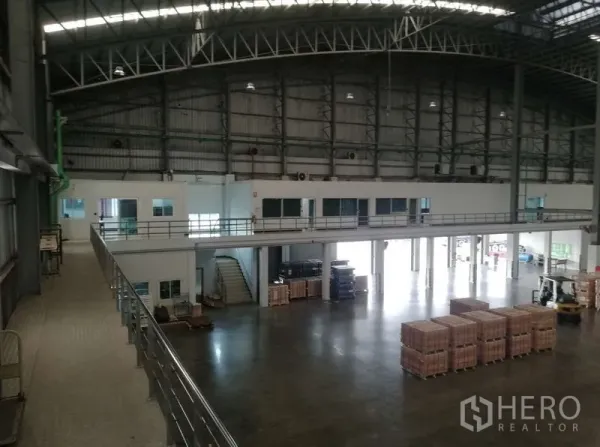 货栈 出租在Nong Chok, Bangkok - 仓库内部空间宽敞，钢结构高屋顶，设夹层办公室与打磨混凝土地面。