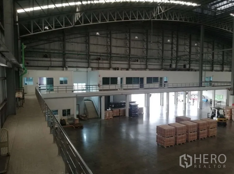 货栈 出租在Nong Chok, Bangkok - 仓库内部空间宽敞，钢结构高屋顶，设夹层办公室与打磨混凝土地面。