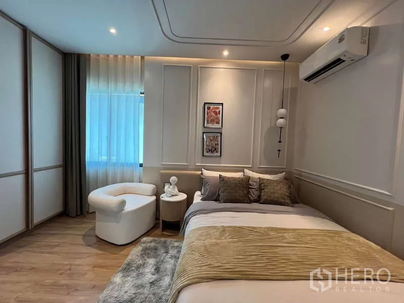 บ้าน ขายในSaphan Sung, Bangkok - มุมห้องนอนสบาย ๆ พร้อมแอร์ ม่านโปร่ง และไฟห้อยโมเดิร์น