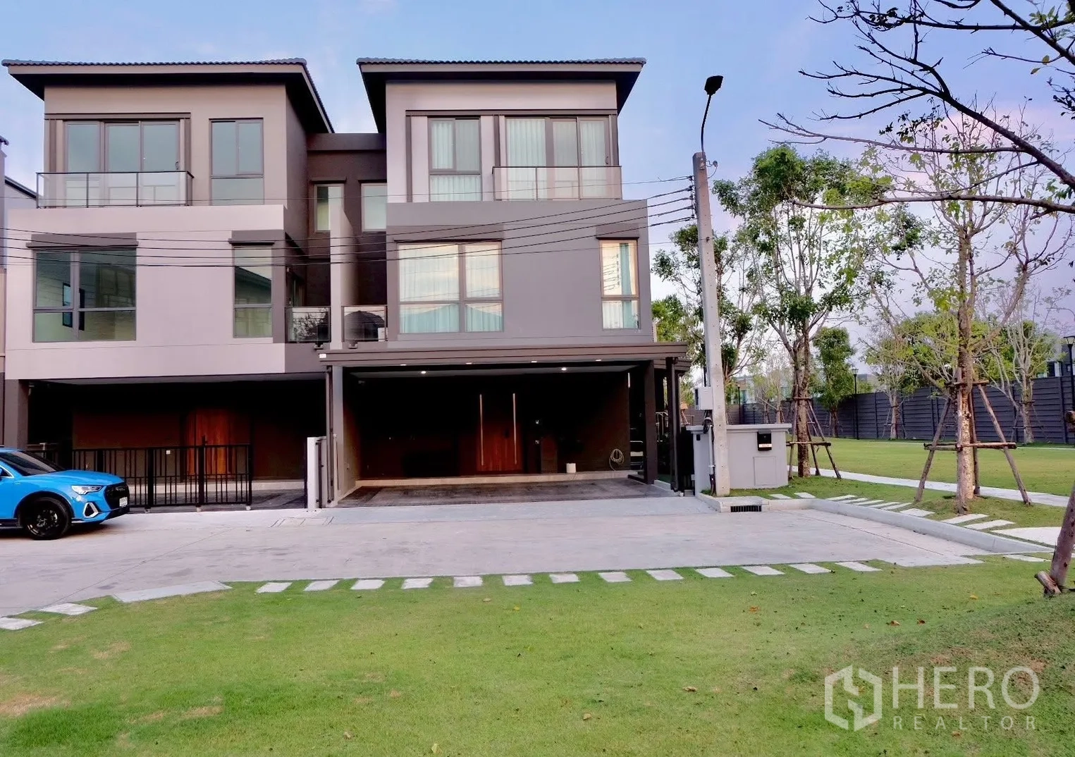 半独立式住宅 for sale in Prawet, Bangkok - 现代半独立住宅，带有顶车位并面向绿地草坪。