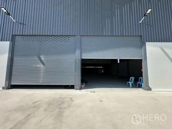 货栈 出租在Prawet, Bangkok - 靠近拍摄的双卷闸入口，连接装卸区。