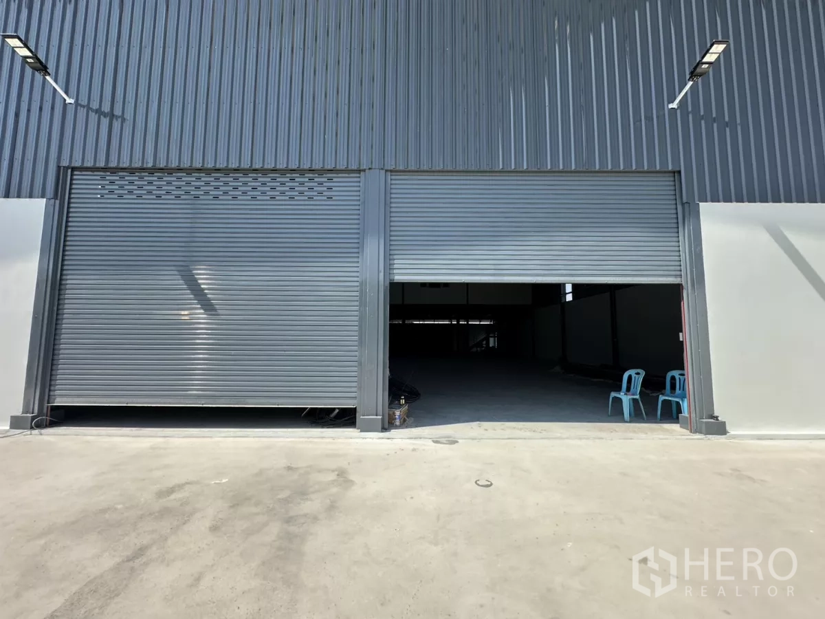 货栈 出租在Prawet, Bangkok - 靠近拍摄的双卷闸入口，连接装卸区。