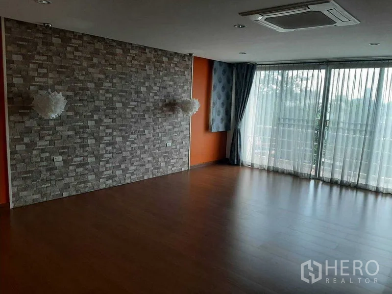 带办公室的家 出售在Phra Khanong, Bangkok - 开放式起居空间，石纹特色墙、木地板与推拉玻璃门。