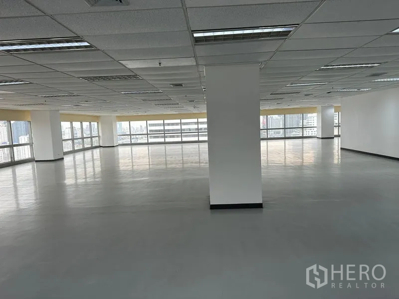 办公空间 出租 - 未装修办公室，中间立柱，尽端设大窗采光。