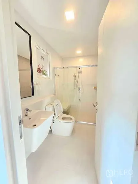 独立式住宅 出租或出售在Prawet, Bangkok - 现代化卫生间，玻璃淋浴房、白色台盆与坐便器。