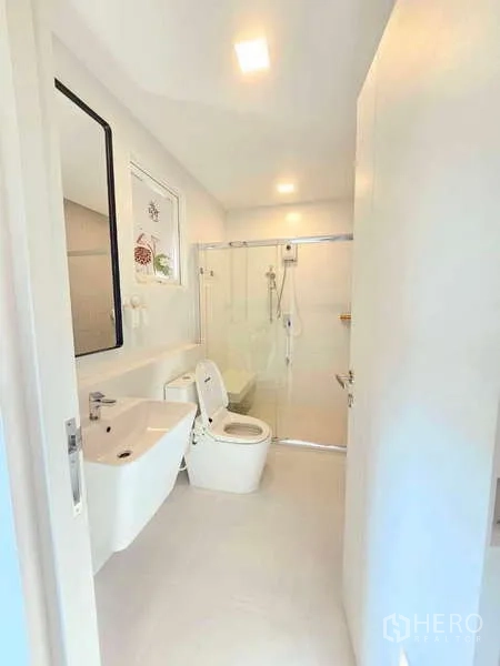 独立式住宅 出租或出售在Prawet, Bangkok - 现代化卫生间，玻璃淋浴房、白色台盆与坐便器。