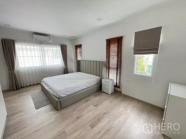 บ้าน ให้เช่าหรือขายในBang Phli, Samut Prakan - ห้องนอนมาสเตอร์กว้างโปร่ง พร้อมหน้าต่างบานใหญ่ ผ้าม่าน และพื้นไม้