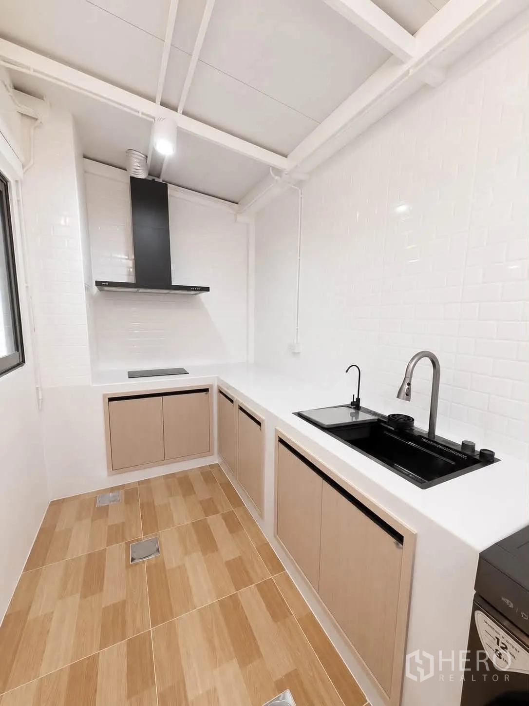 ทาวน์เฮาส์ for rent in Bang Phli, Samut Prakan - ครัวโทนขาวสว่างพร้อมเครื่องดูดควัน เคาน์เตอร์ยาว และผนังกระเบื้อง.