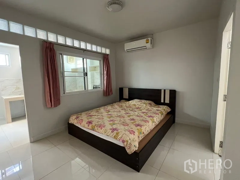 Detached House for rent in Bang Kapi, Bangkok - Cozy bedroom beside the kitchen with window, air conditioner and double bed.