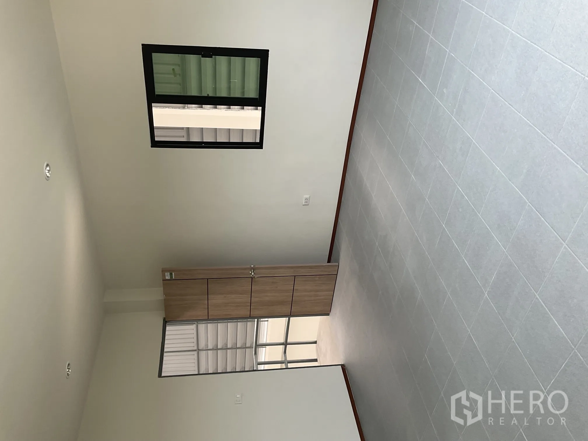 Warehouse for rent in Lat Lum Kaeo, Pathum Thani - Upstairs office with built-in storage cabinet, tiled floor, and window.