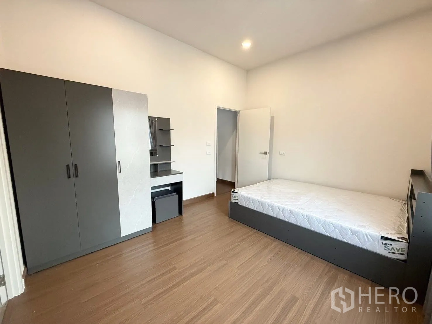 บ้านเดี่ยว for rent in Bang Phli, Samut Prakan - ห้องนอนกว้างมีเตียงเดี่ยว ตู้เสื้อผ้า และโต๊ะเครื่องแป้ง.
