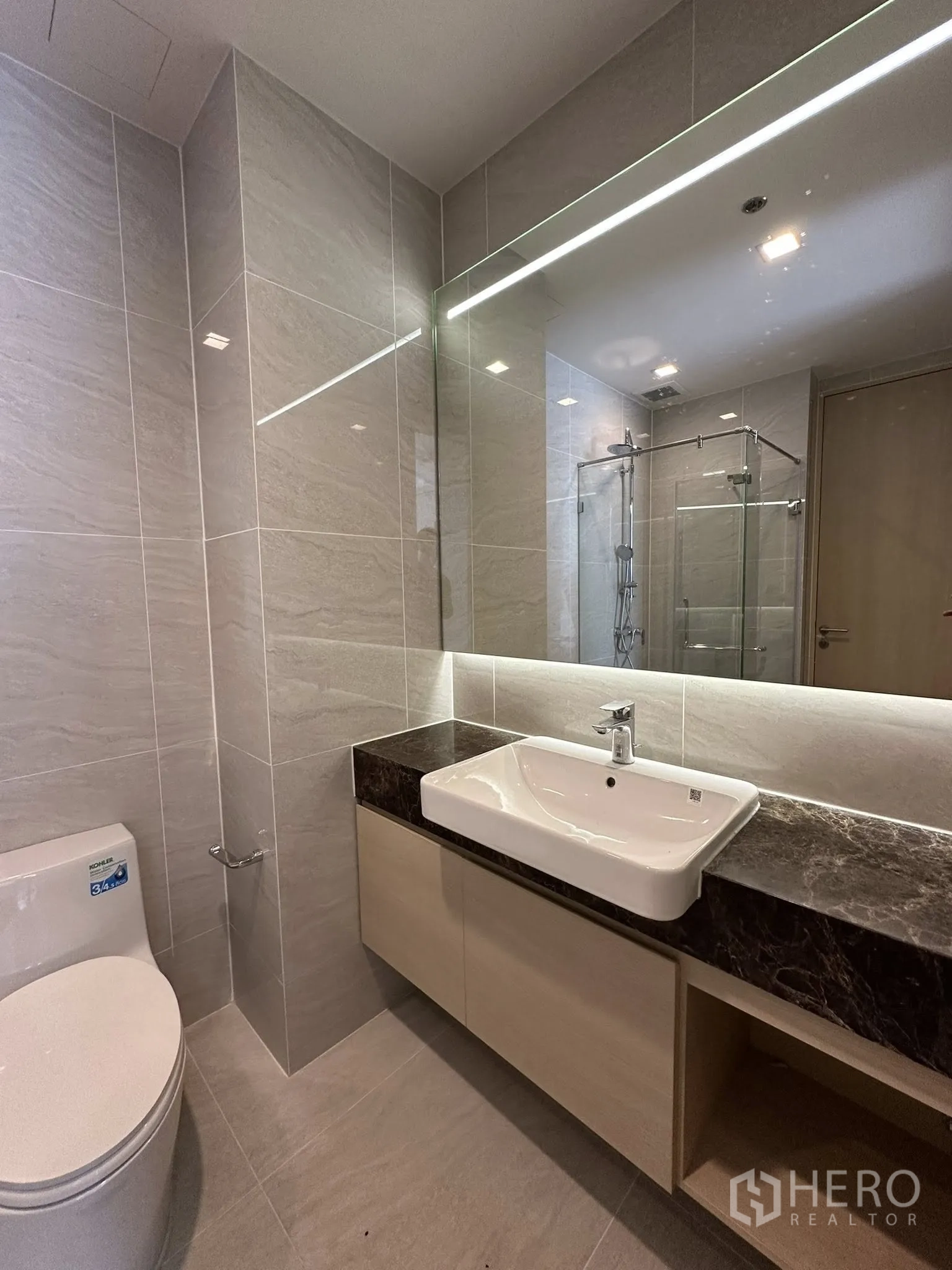 คอนโด ให้เช่าในWatthana, Bangkok - ห้องน้ำสมัยใหม่ กระจกมีไฟ โต๊ะอ่างล้างหน้าขนาดใหญ่ และตู้ชาวเวอร์กระจก