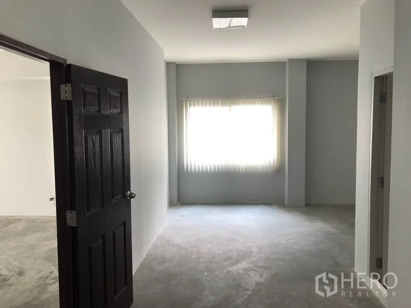 带办公室的家 出租在Wang Thonglang, Bangkok - 卧室或独立办公室，设窗户、素色墙面与水泥地面。