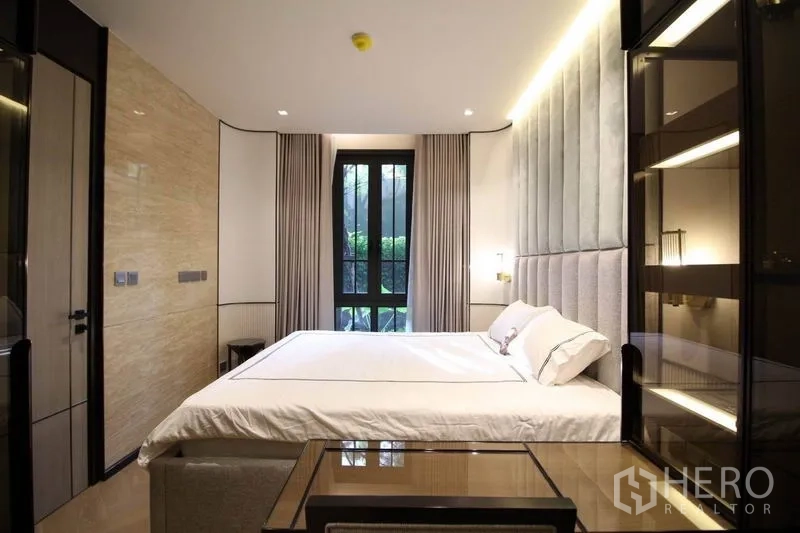 公寓 出租在Watthana, Bangkok - 静谧卧室，软包床头、双人床、高窗与内置衣柜。