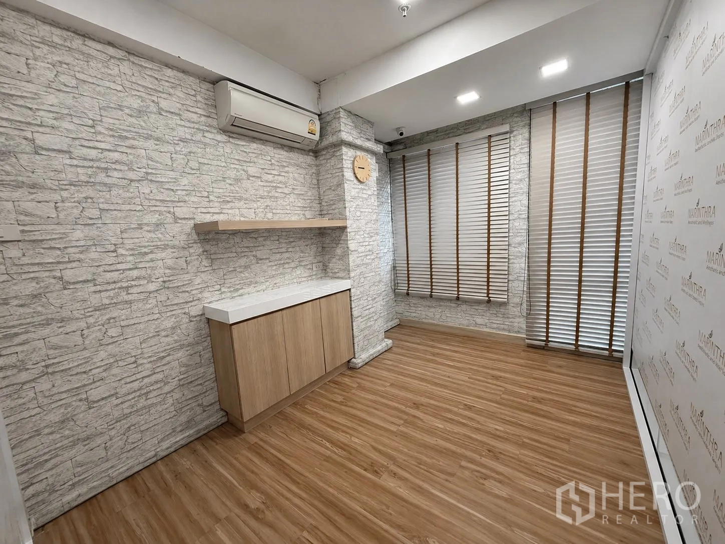 家庭办公室 for rent or sale in Yan Nawa, Bangkok - 明亮办公室，石纹墙面、置物架与百叶窗。