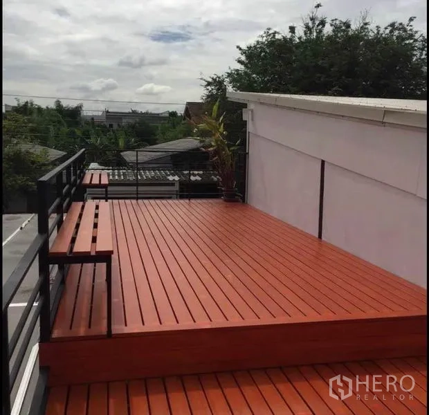 Detached House for rent in Wang Thonglang, Bangkok - Rooftop wooden deck with built-in benches and open neighborhood views.
