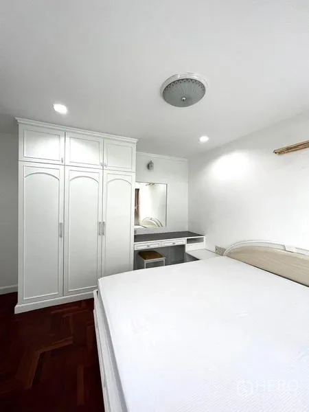 公寓 出租在Watthana, Bangkok - 卧室配白色嵌入式衣柜与梳妆台。