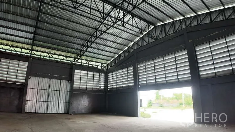 Warehouse for rent in Chachoengsao - Interior near the entrance featuring large openings, metal cladding and bright natural light.