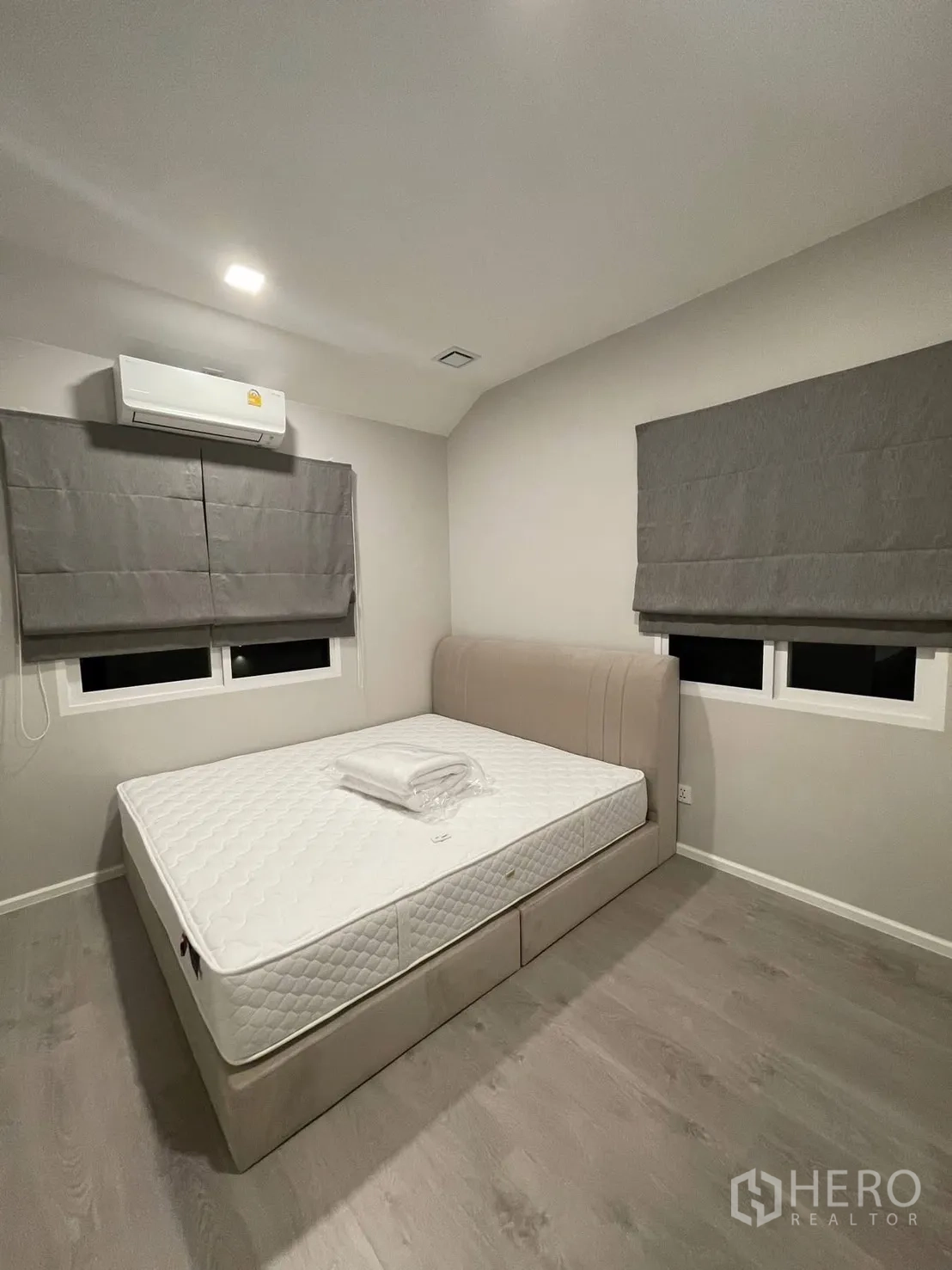 独栋房屋 for rent in Prawet, Bangkok - 温馨卧室，双人床、空调与灰色罗马帘。