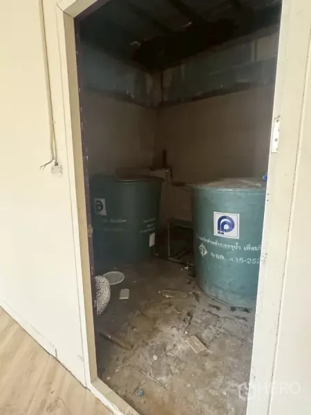 店屋 出租在Samphanthawong, Bangkok - 设备间，内有大型蓄水桶，地面未完工。