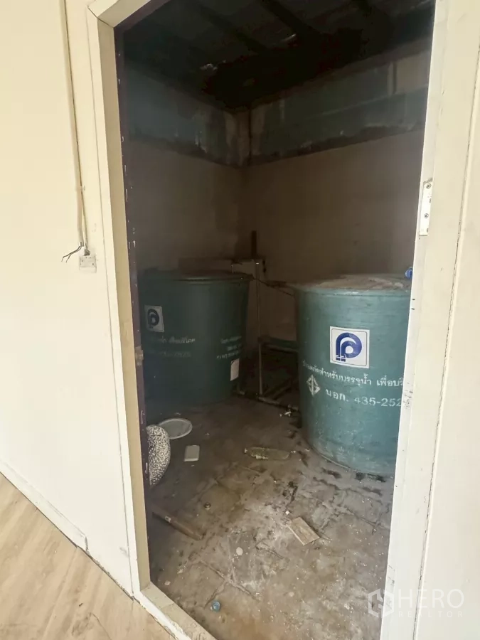 店屋 出租在Samphanthawong, Bangkok - 设备间，内有大型蓄水桶，地面未完工。