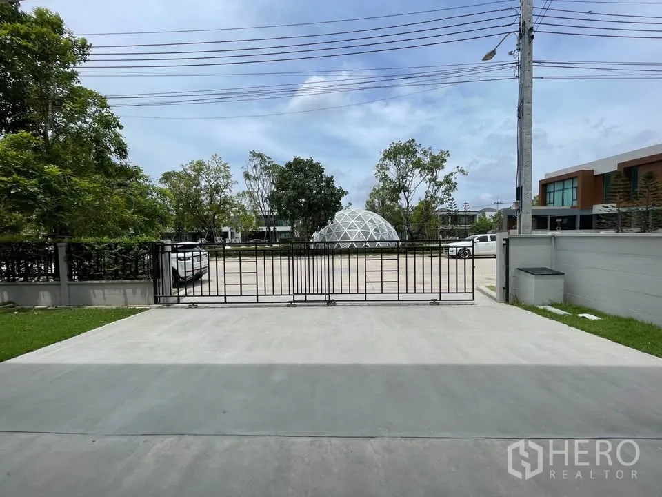 Detached House for rent or sale in Bang Phli, Samut Prakan - Private driveway and sliding gate facing a quiet residential street.