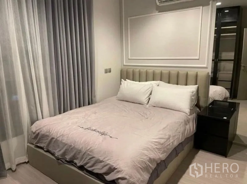 公寓 出租在Ratchathewi, Bangkok - 次卧配软包床头、床头柜与窗帘。