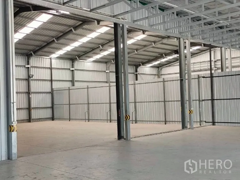 货栈 出租在Pak Kret, Nonthaburi - 大跨通透仓库空间，屋面采光板、混凝土地面与钢立柱。