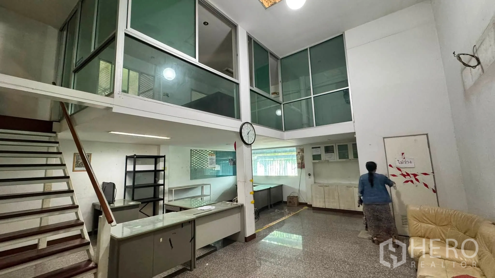 โกดัง for rent in Bang Khen, Bangkok - โถงชั้นล่างพร้อมออฟฟิศผนังกระจกและบันไดขึ้นชั้นลอย.