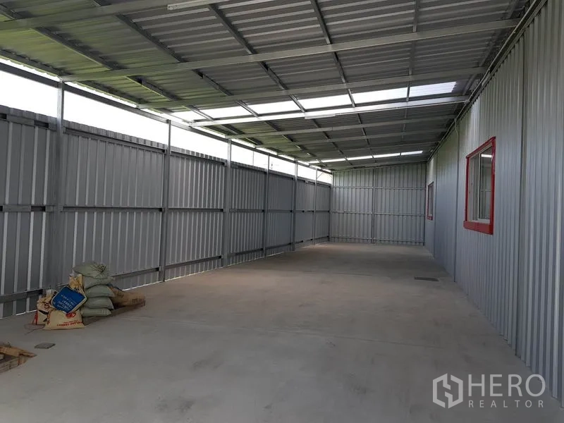 คลังสินค้า ให้เช่าในNonthaburi - โซนต่อเติมด้านข้างมีหลังคาและผนังเมทัลชีท เหมาะโหลดหรือเก็บของเพิ่มเติม
