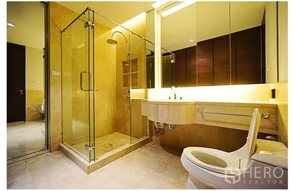 คอนโด ขายในWatthana, Bangkok - ห้องน้ำสไตล์โมเดิร์น พร้อมฝักบัวเรนชาวเวอร์ กระจกบานใหญ่ เคาน์เตอร์ล้างหน้ามีไฟซ่อน และงานหินโทนอุ่น
