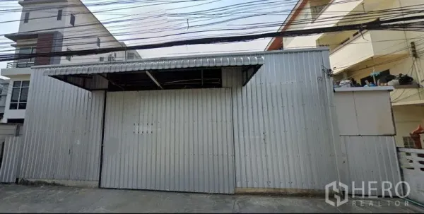 คลังสินค้า ให้เช่าในBang Kapi, Bangkok - มุมมองด้านหน้าโกดัง ประตูโลหะปิดสนิทหันหน้าออกถนน
